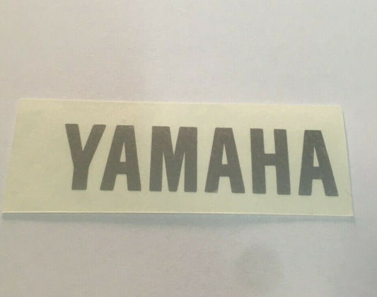 SCRITTA ADESIVA YAMAHA LARGHEZZA 6.5 CM ALTEZZA 1.7 CM COLORE GRIGIO