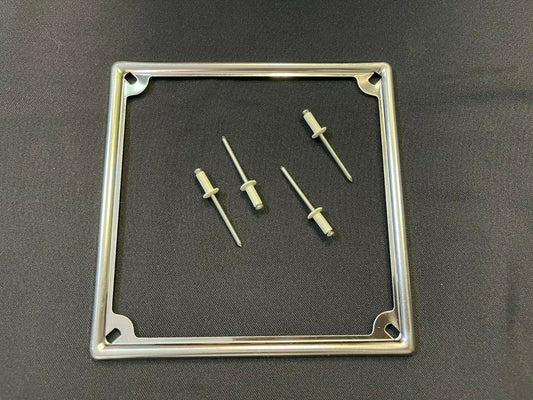 CORNICE TARGA IN METALLO CROMATA PER TARGA VECCHI MODELLI CM 17X17 + RIVETTI