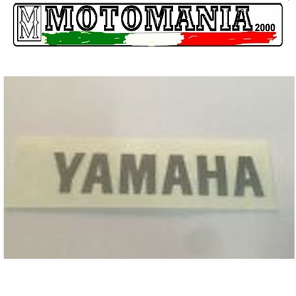 SCRITTA  ADESIVA YAMAHA LARGHEZZA 6.5 CM ALTEZZA 1.7 CM COLORE GRIGIO