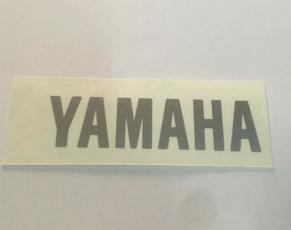 SCRITTA  ADESIVA YAMAHA LARGHEZZA 6.5 CM ALTEZZA 1.7 CM COLORE GRIGIO