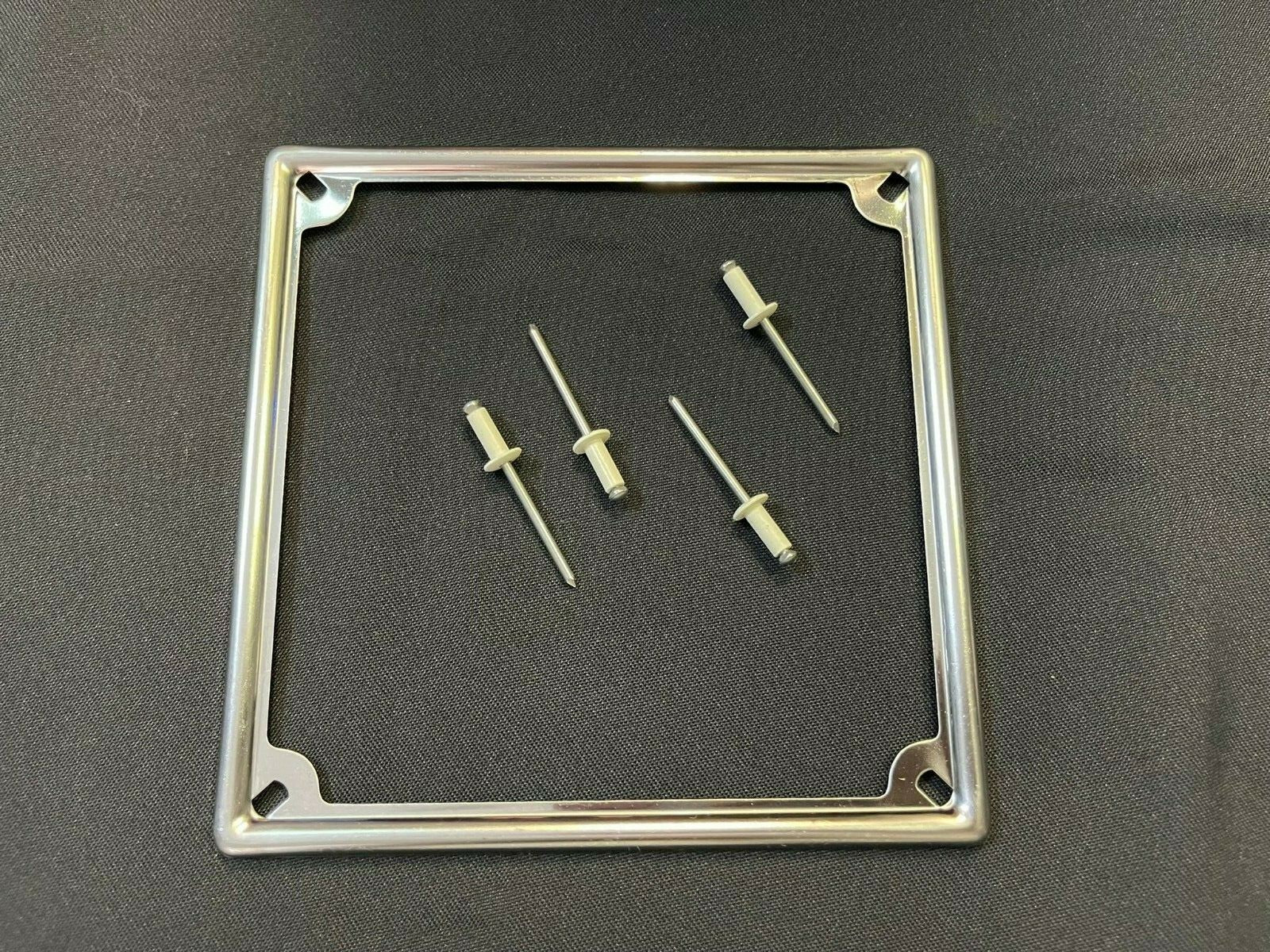 CORNICE TARGA IN METALLO CROMATA PER TARGA VECCHI MODELLI CM 17X17 + RIVETTI