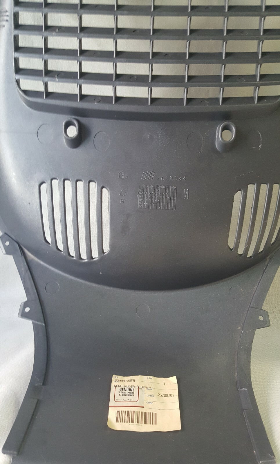 62093400E8 ORIGINAL PIAGGIO FRONT WHEEL COMPARTMENT FOR BEVERLY 125-200 2003