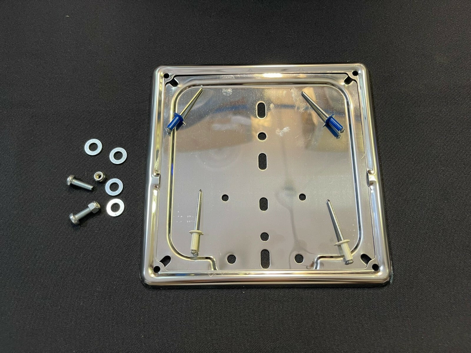 PORTATARGA E CORNICE IN MET CROMATI PER TARGA EUROPEA + RIVETTI E VITI 185x185*