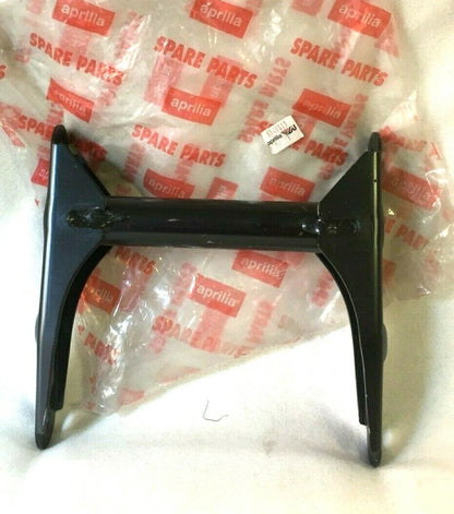 AP8146111 SUPPORTO ATTACCO MOTORE APRILIA SCARABEO 125 - 150 - 200 1999 - 2004